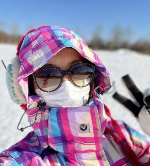 陈好立春滑雪好惬意 骑雪地摩托打扮俏丽似少女